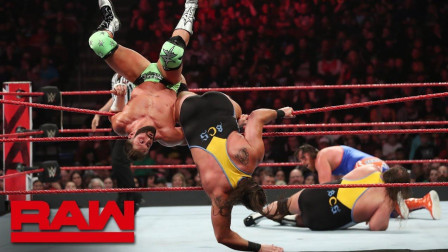 WWE RAW 2019 重力机小胖奥提斯上演泰山压顶