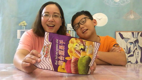梁小轩和轩妈试吃各种美食 试吃“综合果蔬干”
