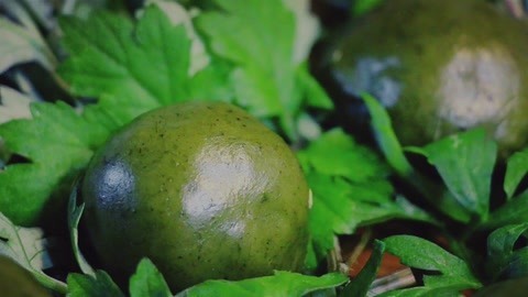 李子柒古香古食 清明雨上，做个艾草青团吧
