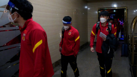 中国男足冲击2022世界杯 国足顺利抵达越南驻地酒店，所有人核酸检测结果均为阴性