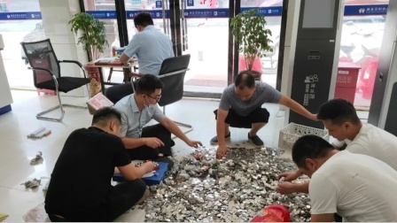 10万元工程款全是硬币，重0.6吨，工作人员清点到手发软