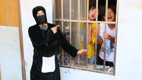 美女家务事 黑衣人把小晴关到小黑屋