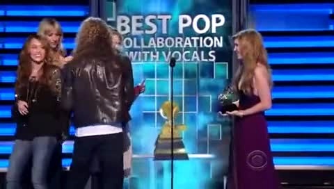 Taylor Swift Fifteen 51St Grammy Awards中英字幕 现场版-Miley Cyrus (麦莉·赛勒斯)Taylor Swift (泰勒·斯威夫特)