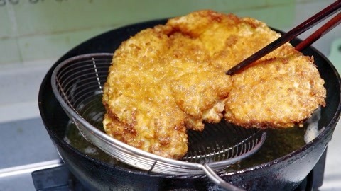 梁小轩和轩妈试吃各种美食 轩妈自制脆皮炸鸡饭