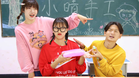 美女家务事 小晴粘土作业没完成被批评，学渣会安慰她？没想是另有企图
