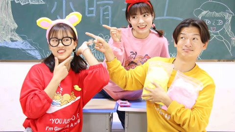 美女家务事 女同学的发箍不让戴，没想小晴自制粘土发箍，女同学后悔了