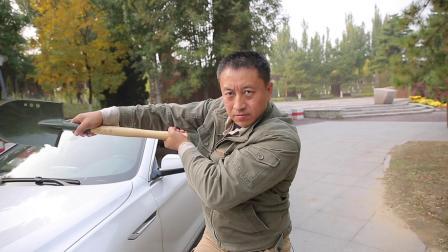 停车场内，如何应对歹徒持刀向车内发起攻击