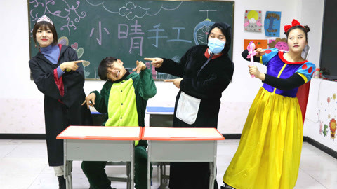 美女家务事 黑衣人控制住冬冬，威胁小美交出魔法棒，小美会选择救冬冬吗？