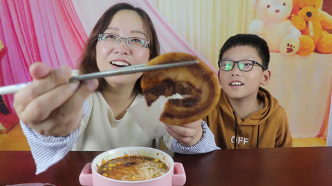 梁小轩和轩妈试吃各种美食 试吃”番茄豚骨拉面“