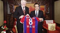 吐槽运动 总理获赠1号球衣显核心地位 多特当家无证超速再帅也得罚