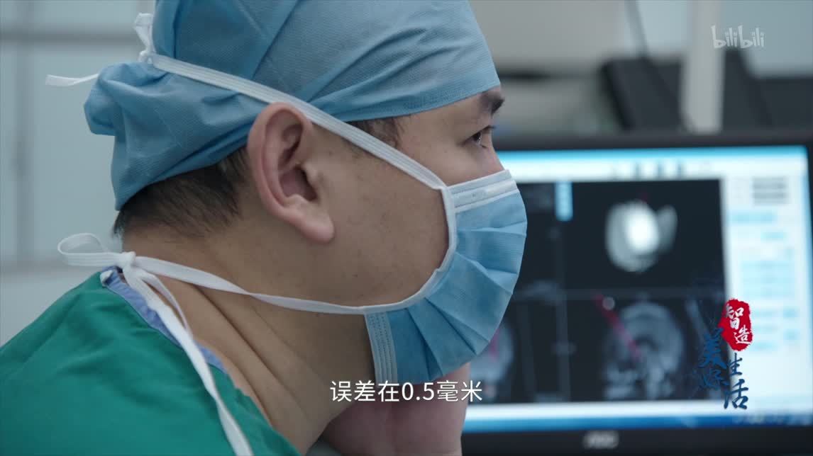 顾建文医生与患者毛澄宇的“人机结合手术”