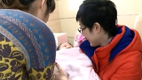 宝宝抱抱 彤彤吃饭闹情绪 妈妈生气发脾气