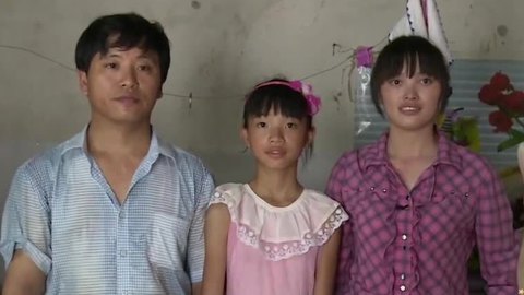 播报多看点 爸爸在哪儿  女儿去外地找父母