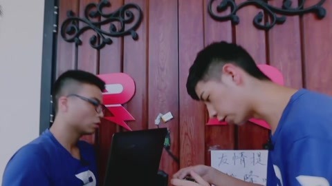 国产谢耳朵cos特工破解密室机关