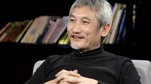 杨澜访谈录 徐克拍《智取威虎山》 时曾患痛风只能坐轮椅