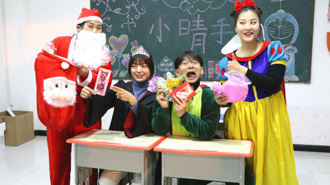 美女家务事 圣诞老人迟迟不来，小美用“召唤术”召唤圣诞老人，太厉害了