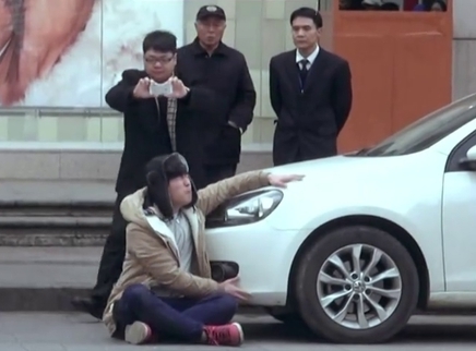 碰瓷男街头嚣张索赔