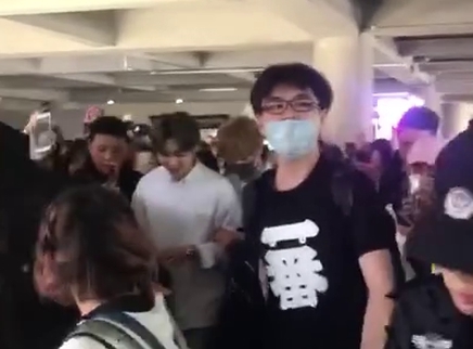 全民路透社 秦奋机场遭围堵