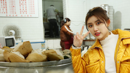 小巷子里的包子铺，店面不足10平米，靠着几种特色收割成都人的胃