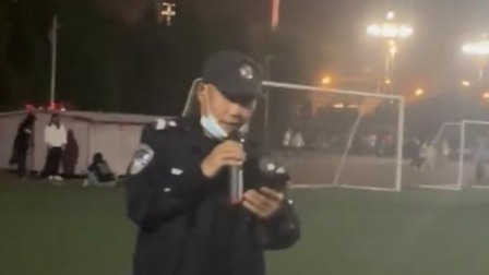 @所有人 封校后保安大爷在操场开“演唱会”，网友：是个有故事的人