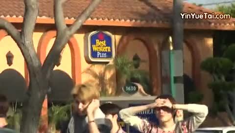 EXO Waiting For Their Van At Disneyland 饭拍版 12/05/19-EXO