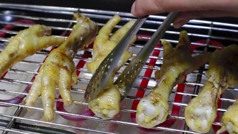梁小轩和轩妈试吃各种美食 自制烤鸡爪