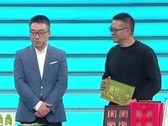 男子演唱歌曲获认可 企业家登台亲示范主持功底