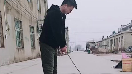 闲的无聊 打高尔夫球打发时间