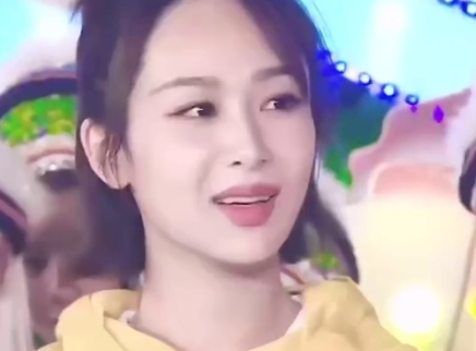 杨紫自嘲买的头套获最丑东西奖