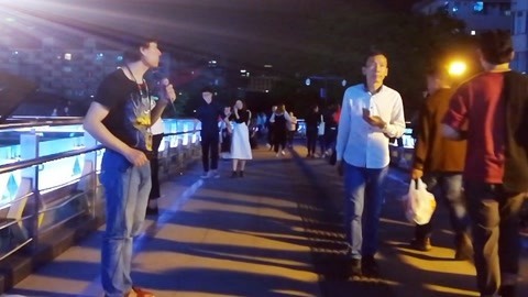 唱罢吹灯 流浪歌手现场演绎伤感神曲