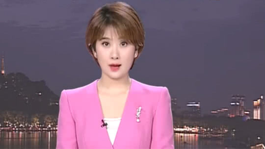 1818黄金眼 男孩不要坐车 民警陪走一小时