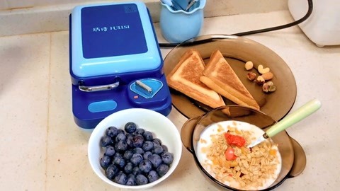 梁小轩和轩妈试吃各种美食 颜值超高的三明治