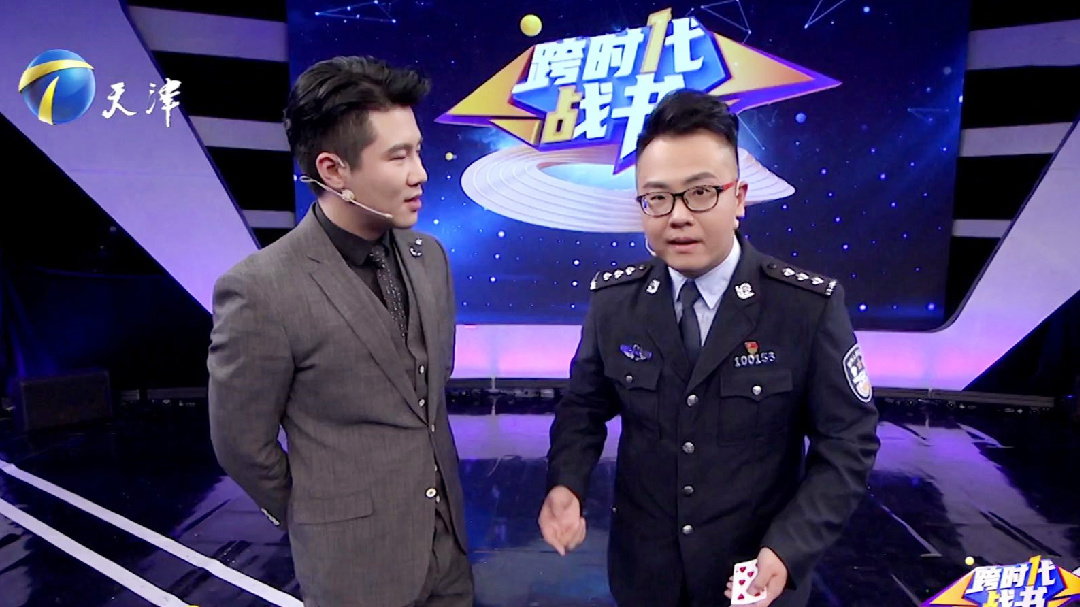 80后警察魔术师现场表演魔术