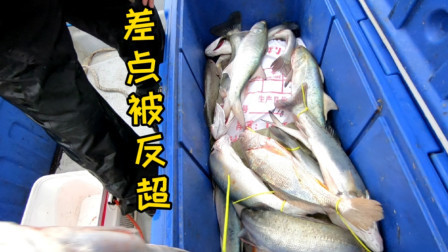 阿杰和朋友去海钓，差点就被他反超了，这徒弟以后还能带出去吗