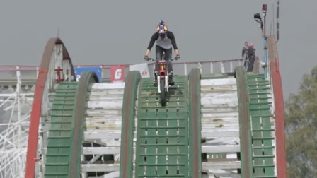 牛人骑摩托挑战过山车，不带安全措施，玩的就是心跳