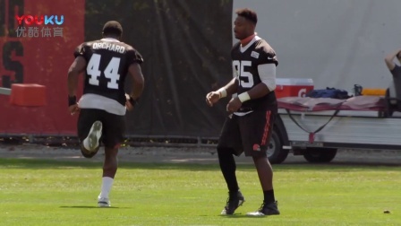 【NFL硬汉训练营】奥查德与加雷特交流技术细节精益求精
