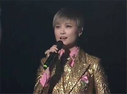 娱乐急先锋 李宇春因彩排意外受伤坐轮椅