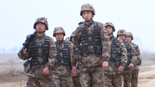 防务精英之星兵报到 鲍春来射击遭遇左撇子烦恼