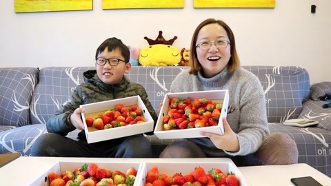 梁小轩和轩妈试吃各种美食 草莓吃到自由