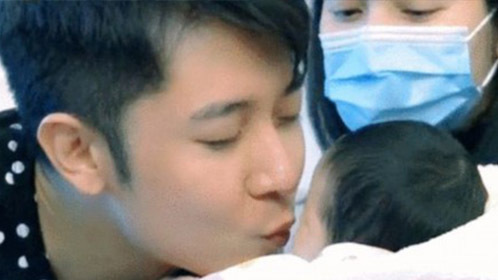 宝宝抱抱 张丹峰为女申办出生证险遭拒