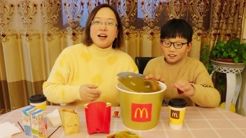 梁小轩和轩妈试吃各种美食 140元的麦当劳套餐