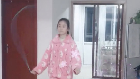 室内跳绳不出门，加强锻炼身体健！