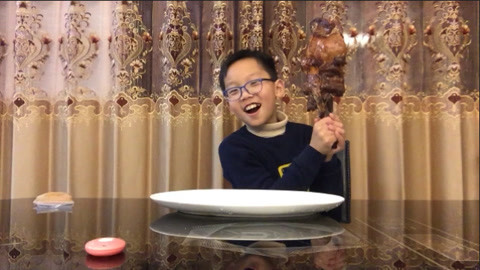 梁小轩和轩妈试吃各种美食 试吃“内蒙古烤羊腿”