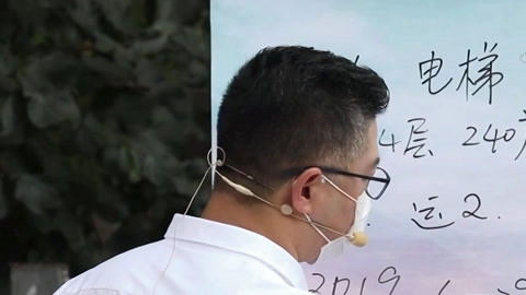 向前一步 物业业委会业主三方磋商难 一句话就点燃怒火