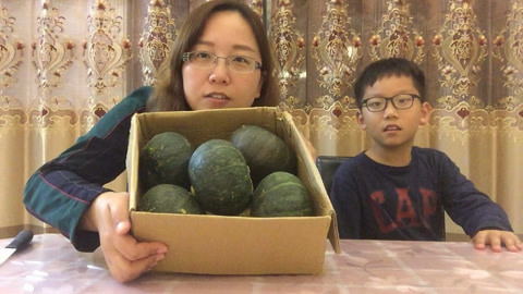 梁小轩和轩妈试吃各种美食 试吃婴儿辅食用的南瓜