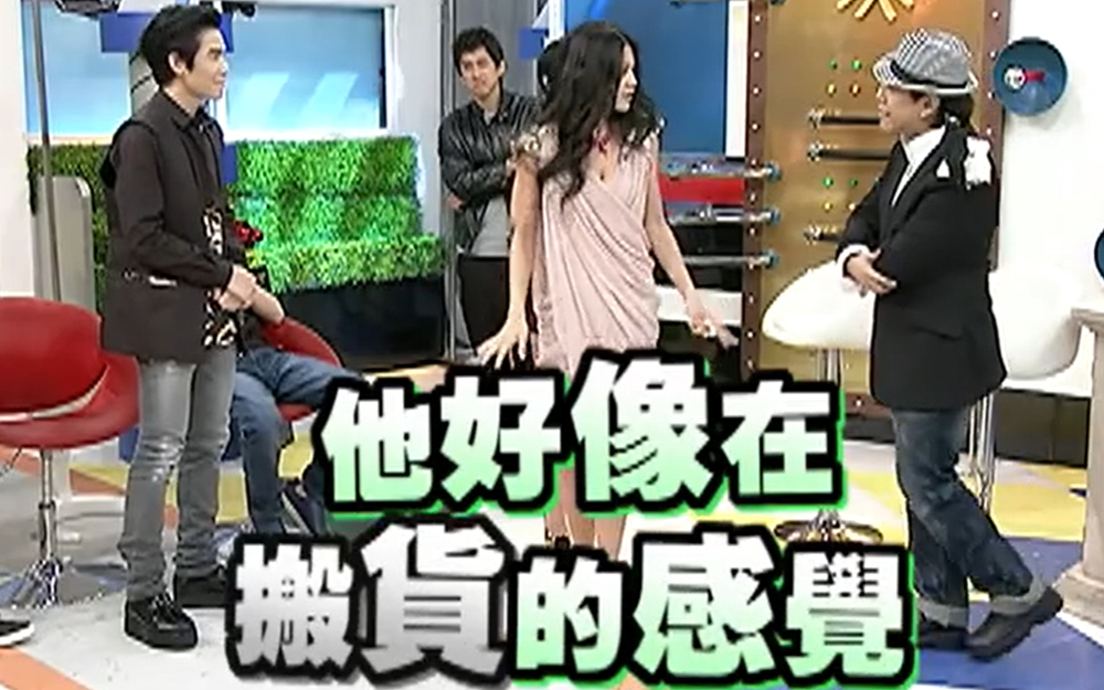 萧敬腾新娘抱周秀娜像搬货物
