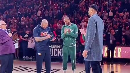 NBA热辣资讯 雄鹿为塔克颁发上赛季总冠军戒指！这一幕真的太暖了！