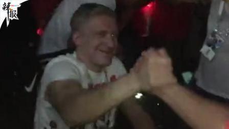 辣报世界杯 感动瞬间！数百球迷为他高歌