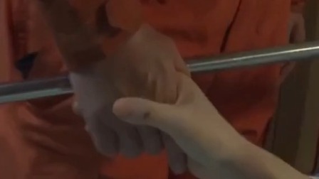 @所有人 长沙获救女孩见到救她的消防员，要徽章作纪念：你是我的榜样