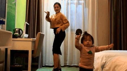 青青辣妈广场舞《38度6》，小朋友也不自觉的转起来